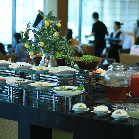 Ramee Grand Hotel And Spa Manamah Buitenkant foto A buffet at a hotel