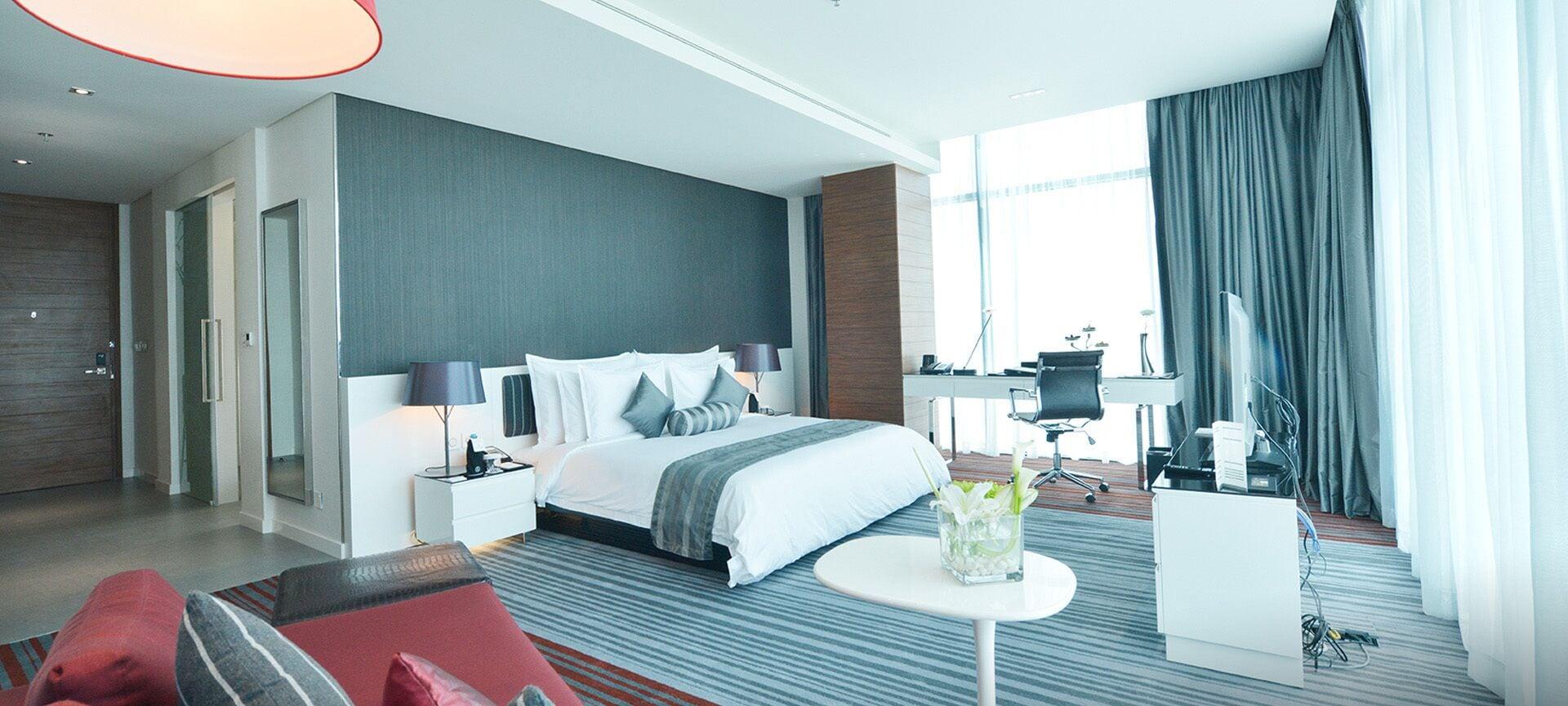 Ramee Grand Hotel And Spa Manamah Buitenkant foto A bedroom in a hotel