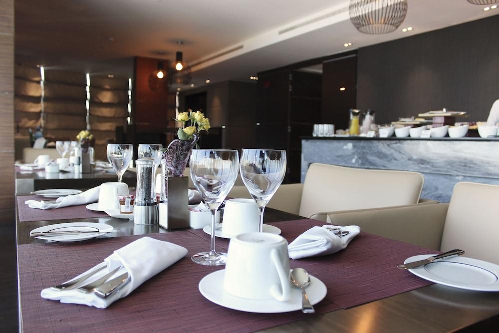 Ramee Grand Hotel And Spa Manamah Buitenkant foto A table set for fine dining