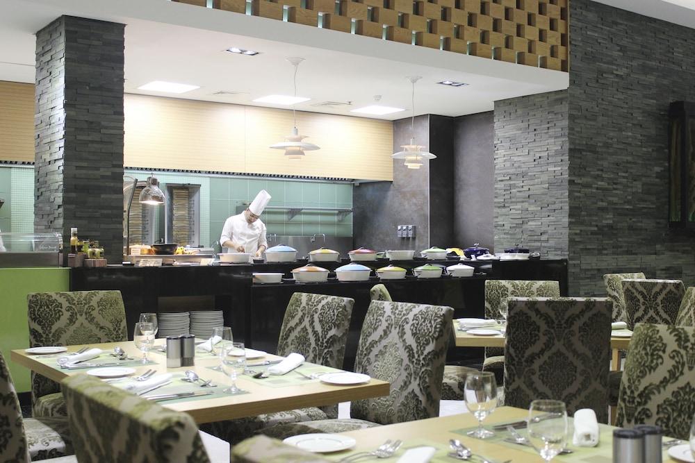 Ramee Grand Hotel And Spa Manamah Buitenkant foto The restaurant