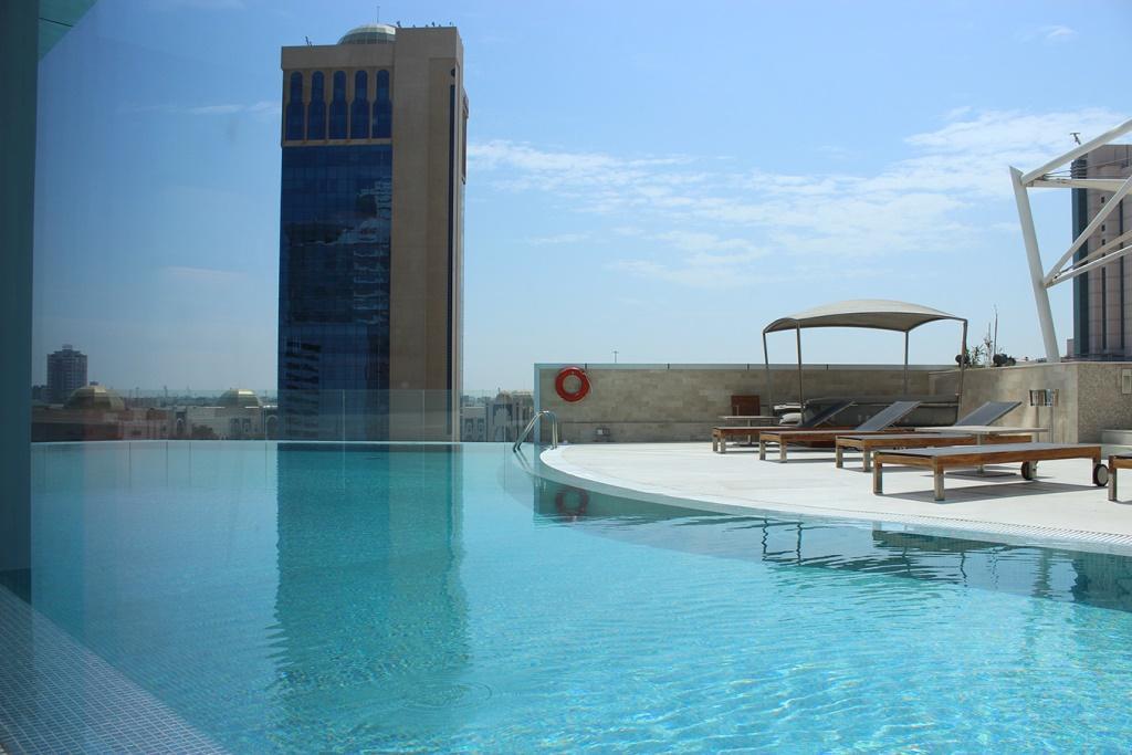 Ramee Grand Hotel And Spa Manamah Buitenkant foto The pool at the hotel