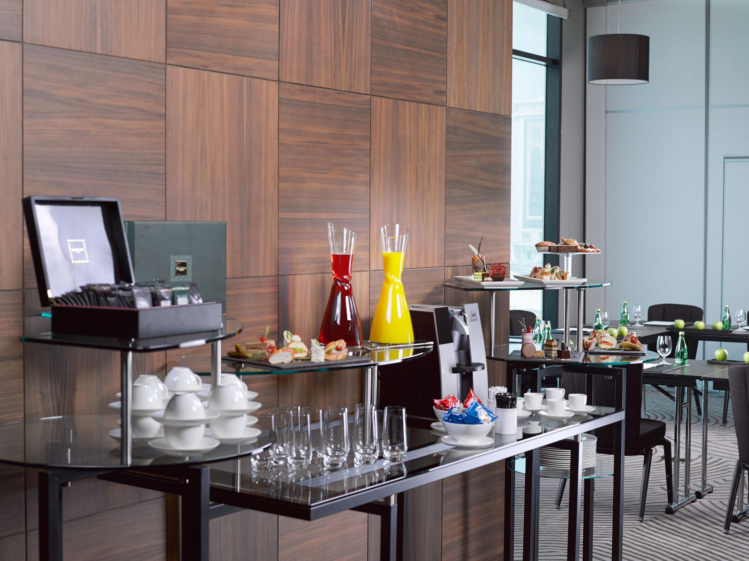 Ramee Grand Hotel And Spa Manamah Buitenkant foto A buffet at a hotel
