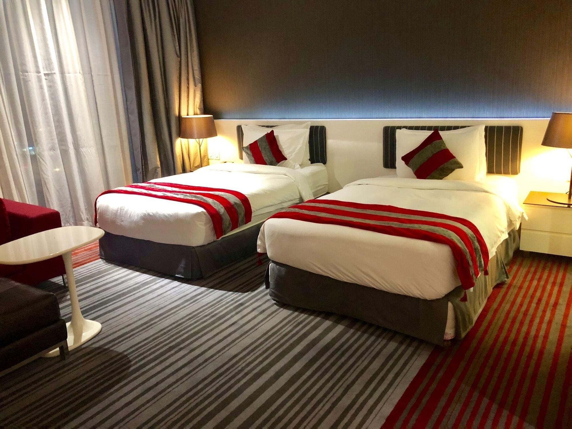 Ramee Grand Hotel And Spa Manamah Buitenkant foto A room at the hotel