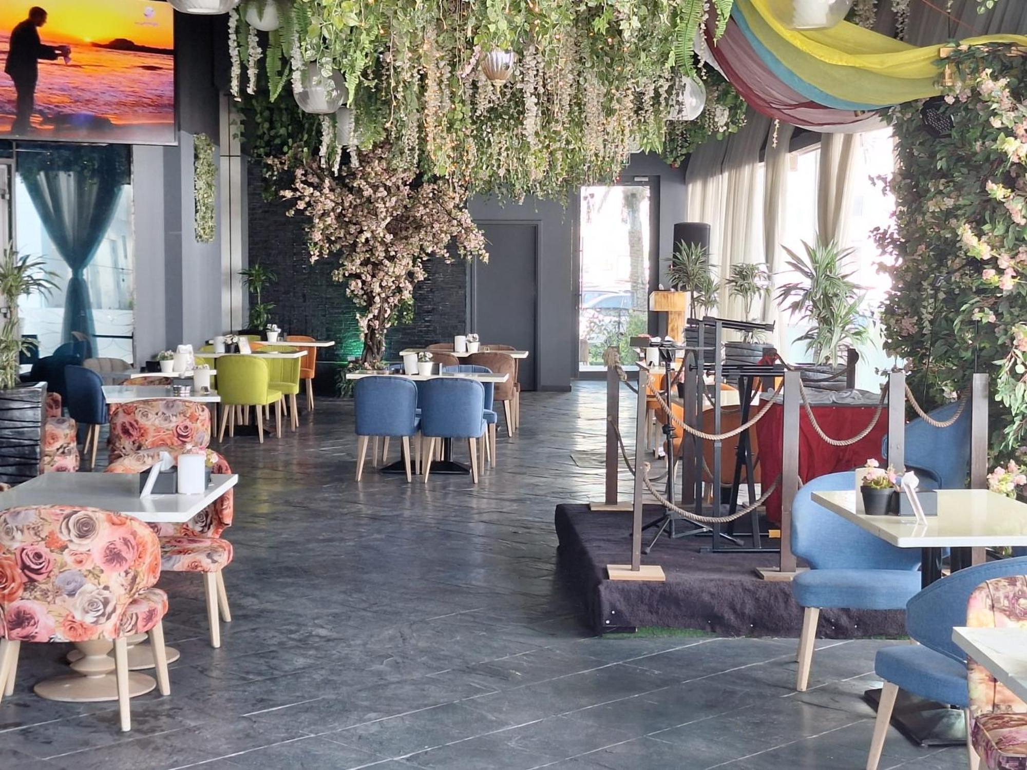 Ramee Grand Hotel And Spa Manamah Buitenkant foto The interior of the restaurant
