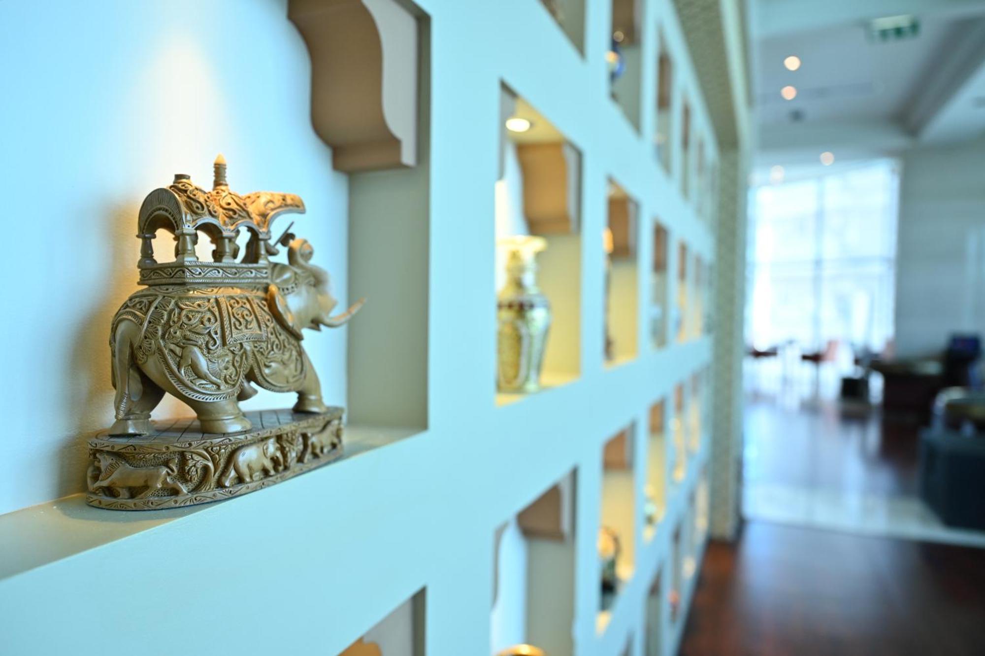 Ramee Grand Hotel And Spa Manamah Buitenkant foto Interior of the hotel