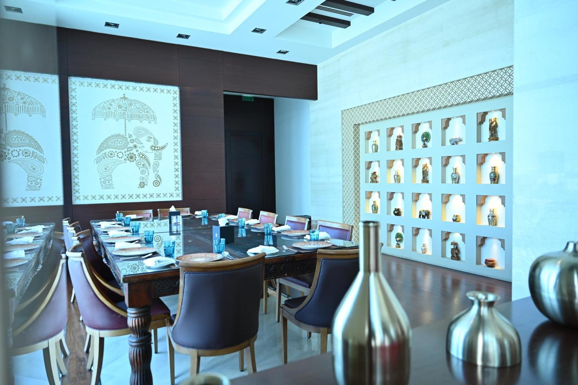 Ramee Grand Hotel And Spa Manamah Buitenkant foto The interior of the restaurant