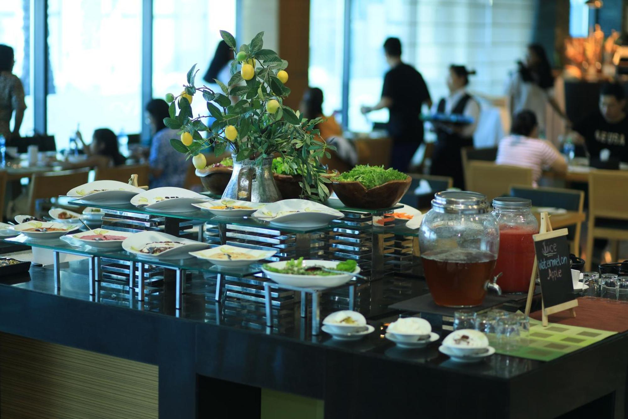 Ramee Grand Hotel And Spa Manamah Buitenkant foto A buffet at a hotel