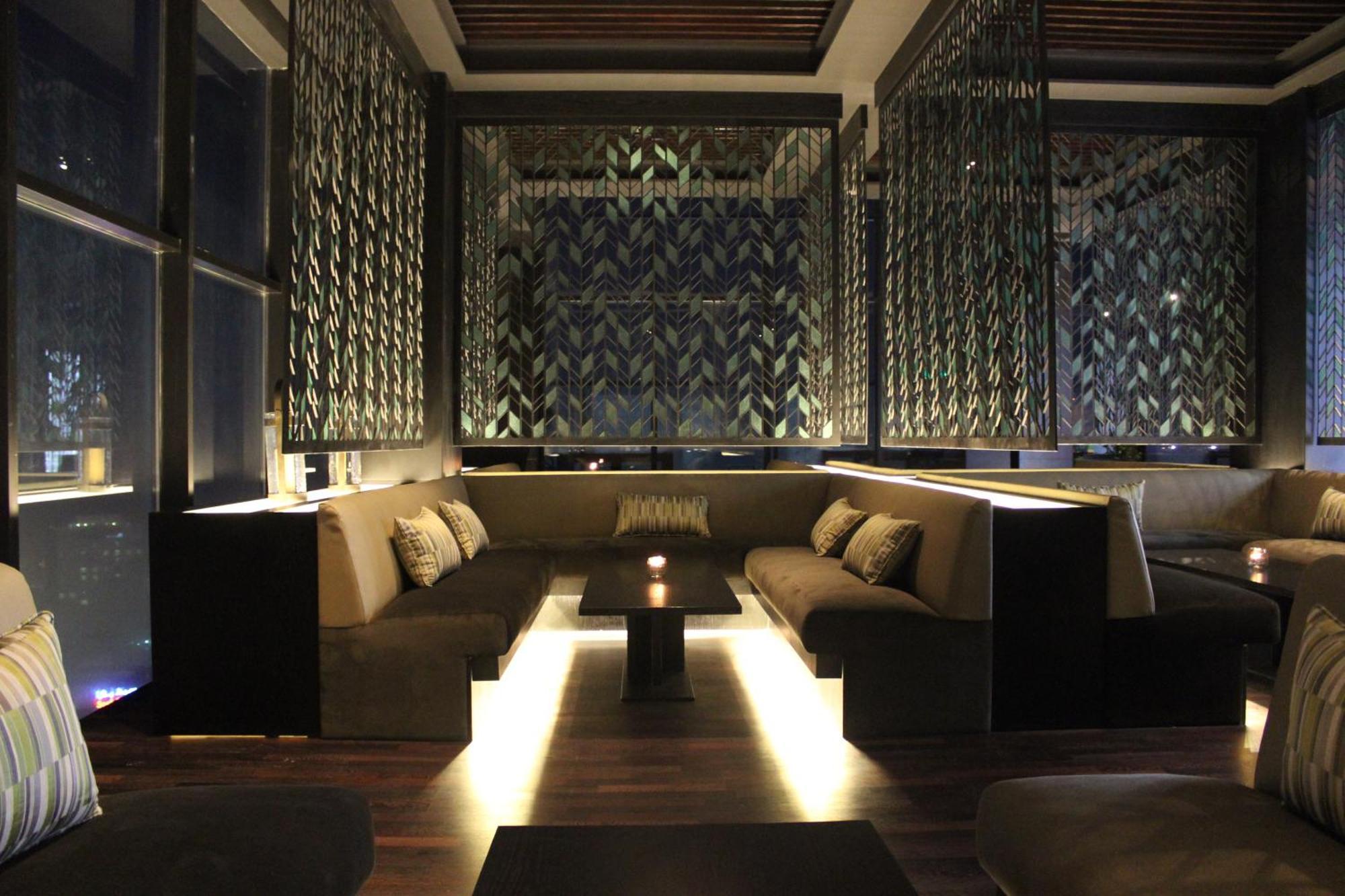 Ramee Grand Hotel And Spa Manamah Buitenkant foto The interior of the bar