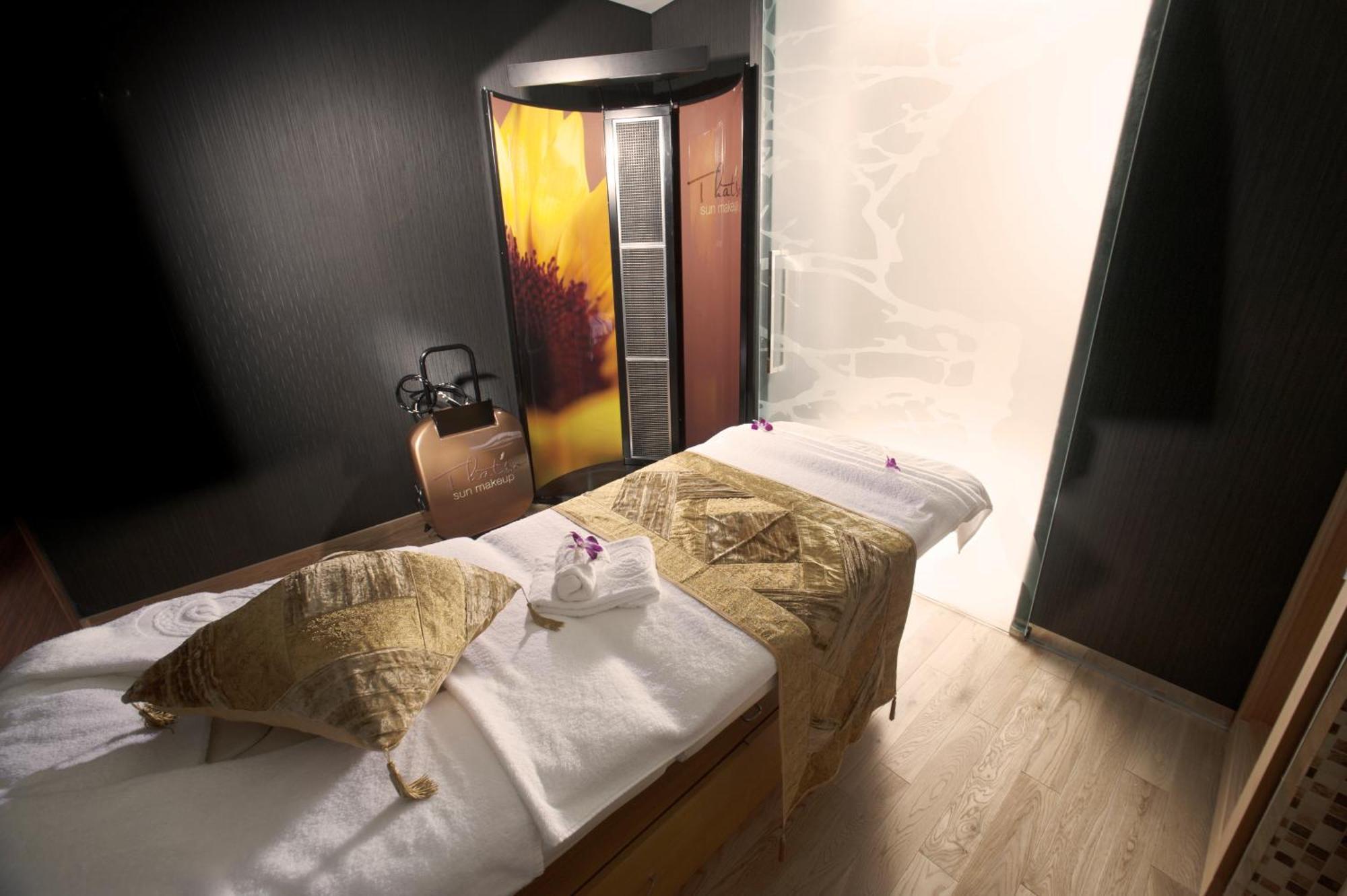 Ramee Grand Hotel And Spa Manamah Buitenkant foto A spa treatment room