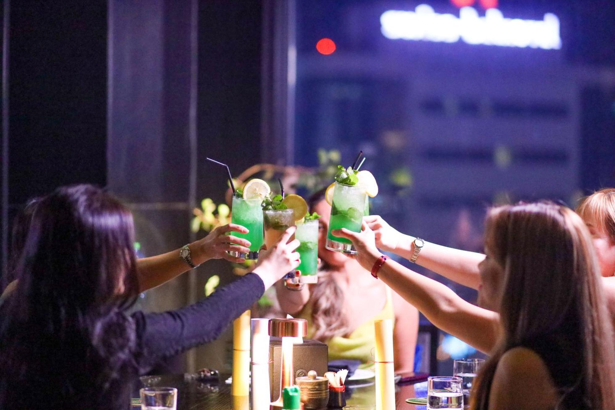 Ramee Grand Hotel And Spa Manamah Buitenkant foto A group of friends toasting with cocktails