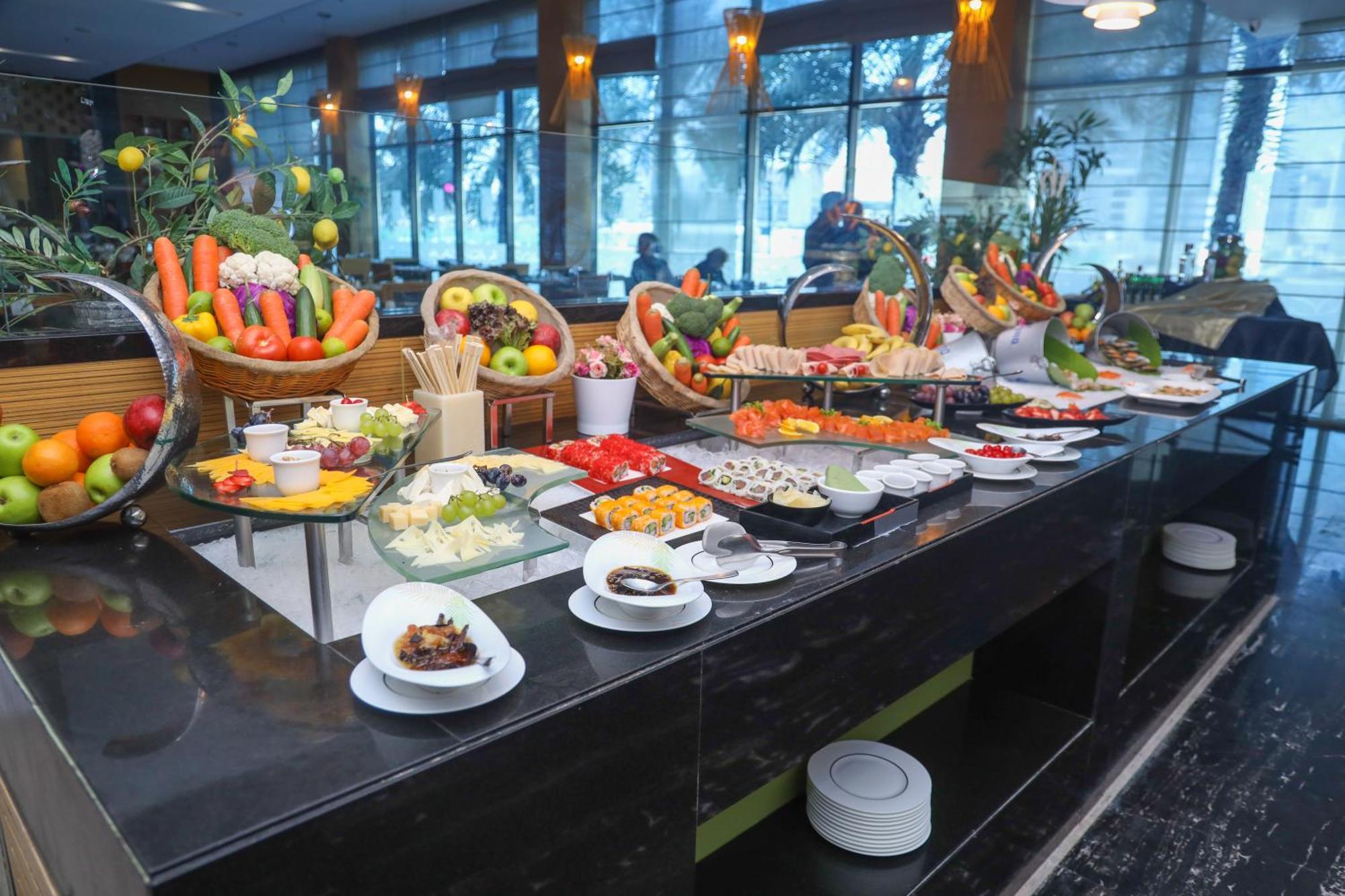 Ramee Grand Hotel And Spa Manamah Buitenkant foto A buffet at a hotel