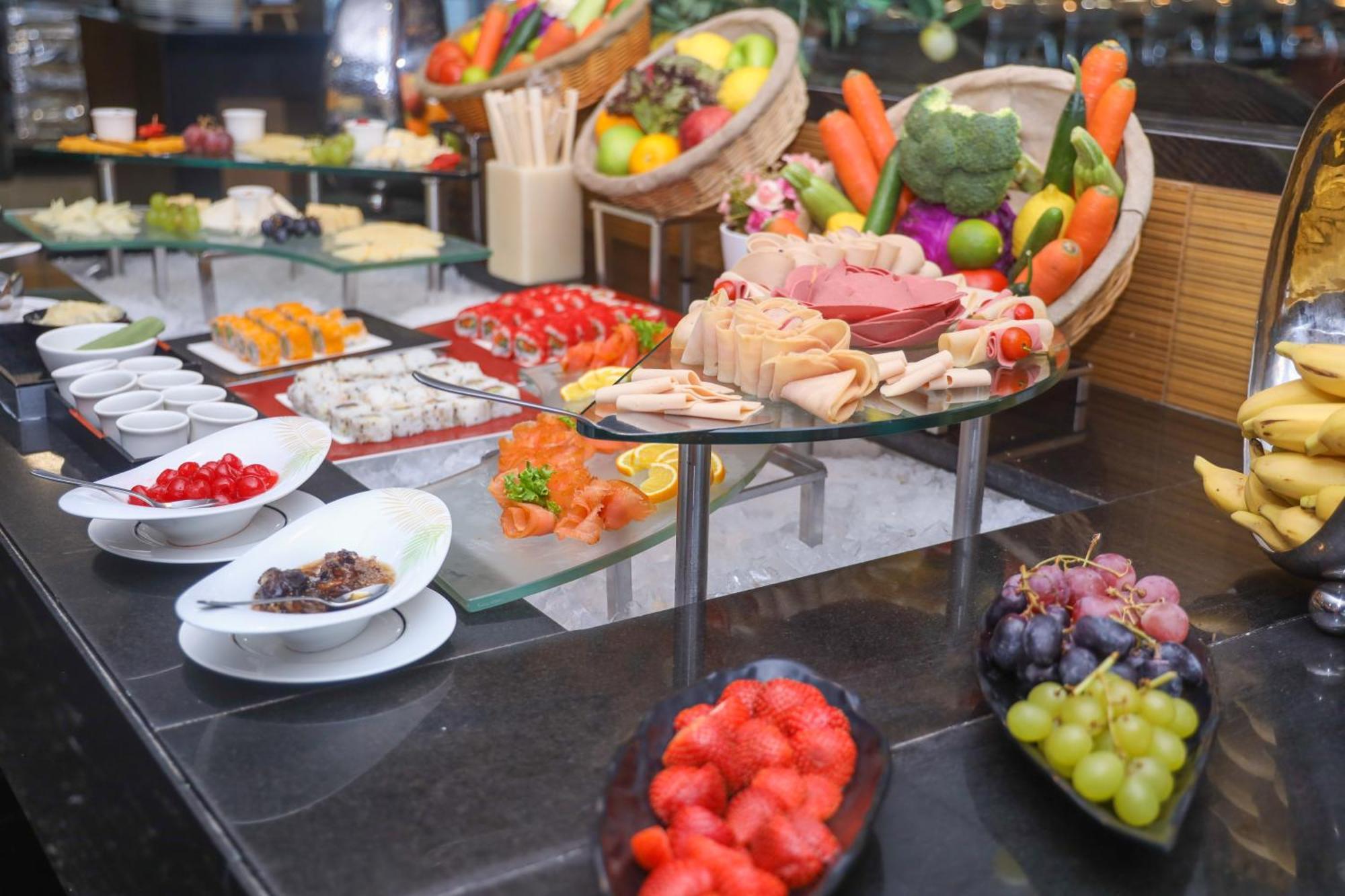 Ramee Grand Hotel And Spa Manamah Buitenkant foto A buffet at a hotel