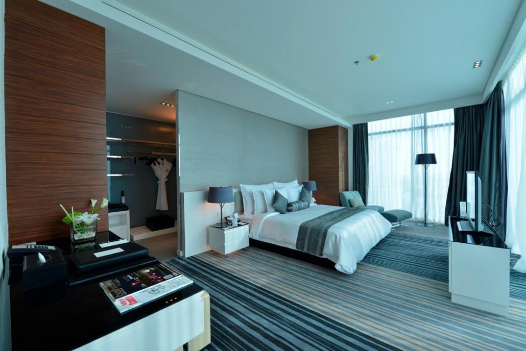 Ramee Grand Hotel And Spa Manamah Buitenkant foto A bedroom at the hotel