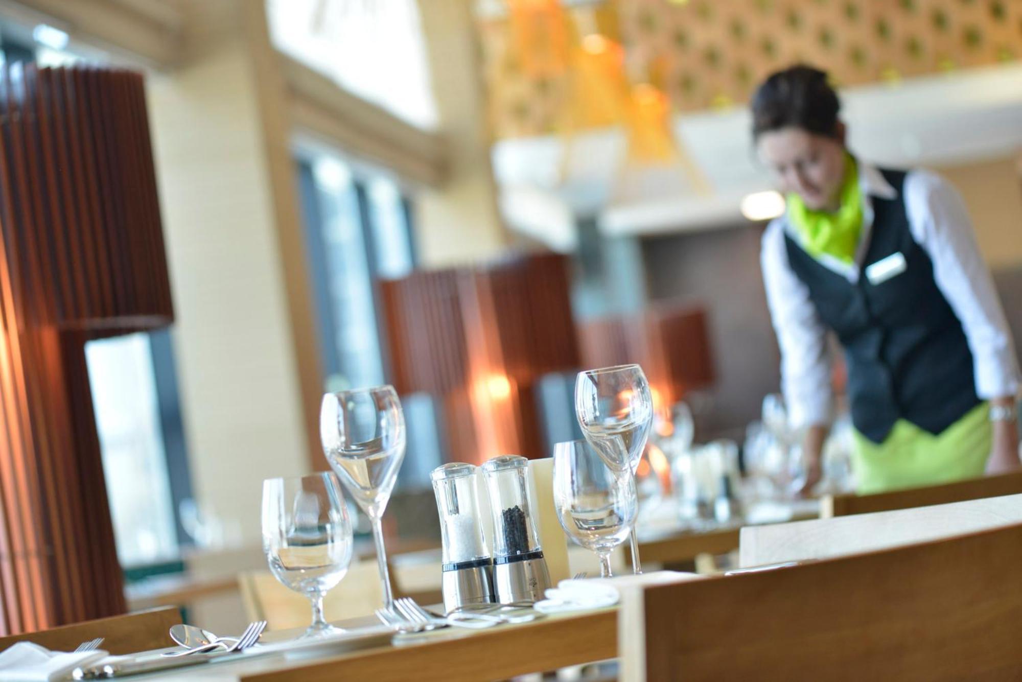 Ramee Grand Hotel And Spa Manamah Buitenkant foto A restaurant in the airport