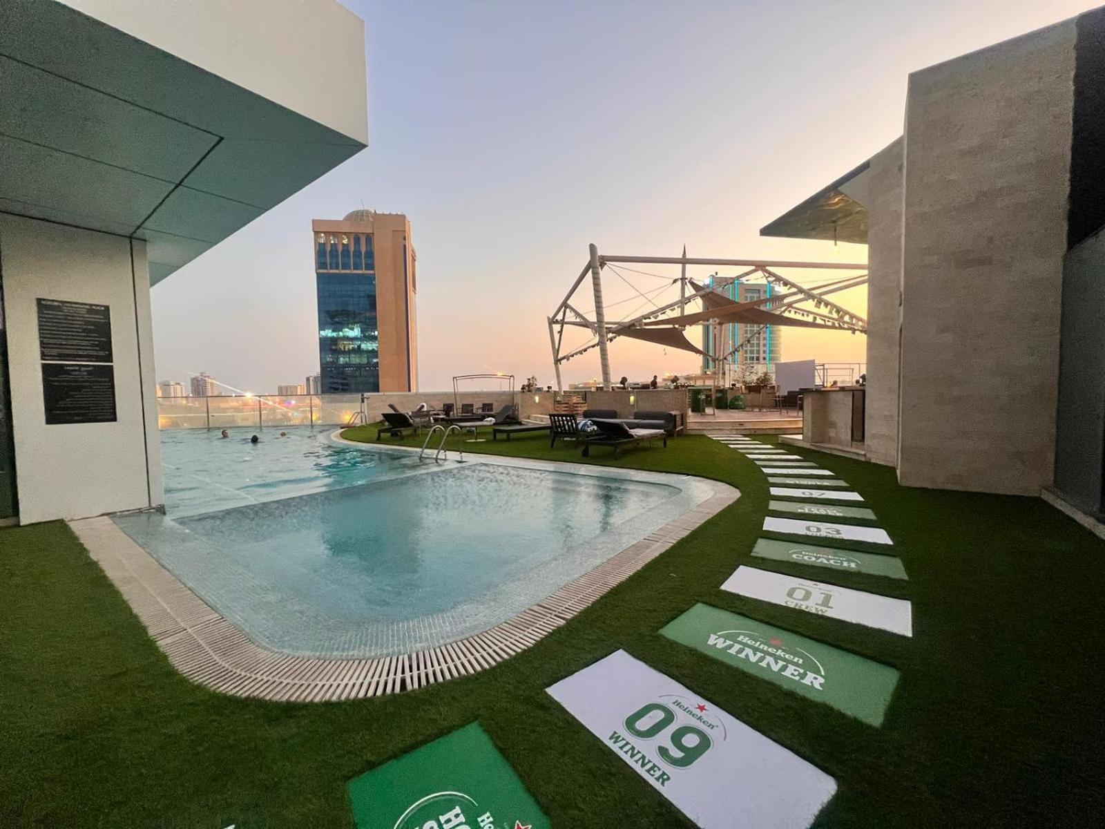 Ramee Grand Hotel And Spa Manamah Buitenkant foto Rooftop pool at the hotel