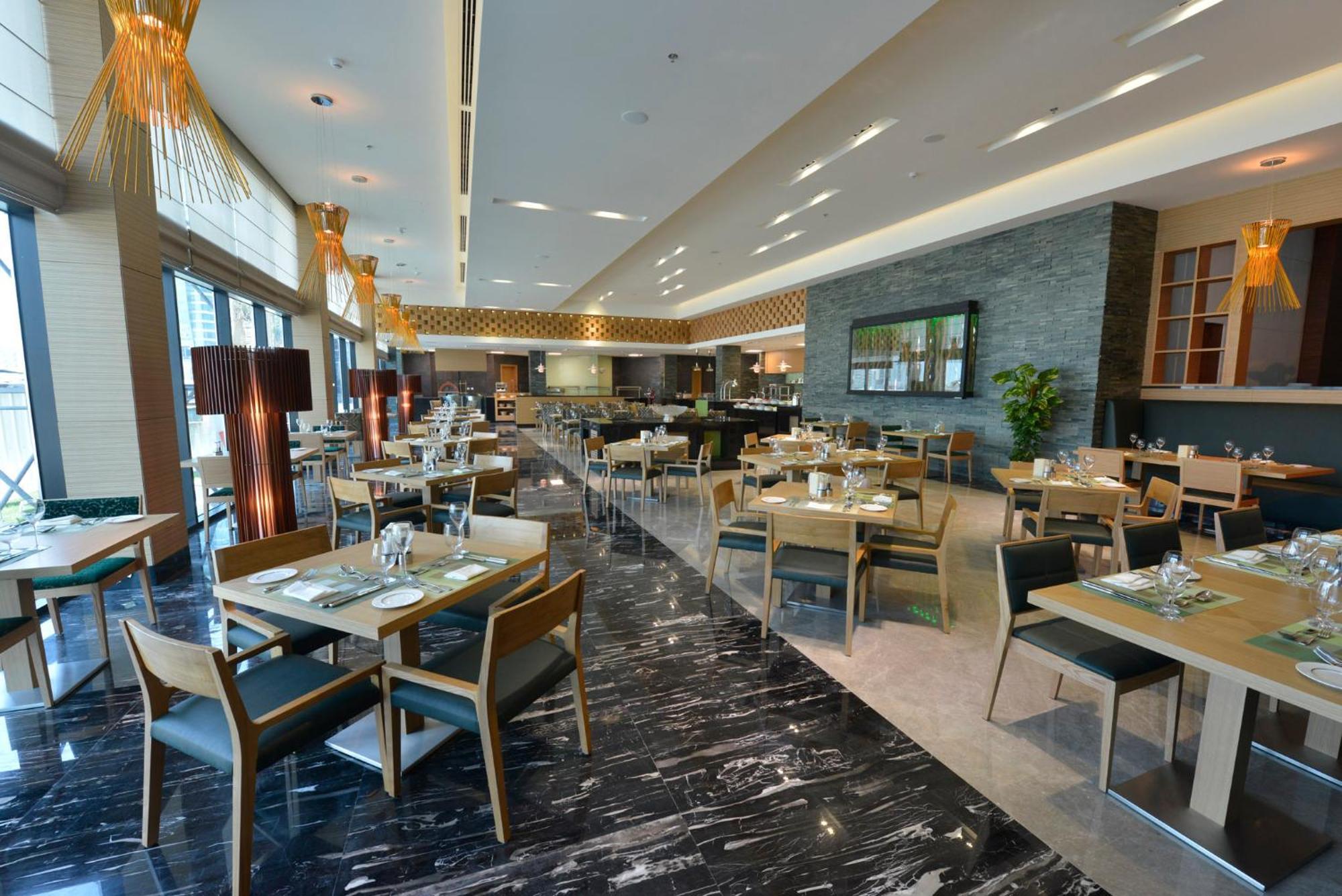 Ramee Grand Hotel And Spa Manamah Buitenkant foto The restaurant