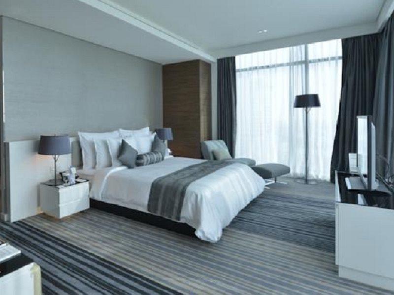 Ramee Grand Hotel And Spa Manamah Buitenkant foto A bedroom at the hotel