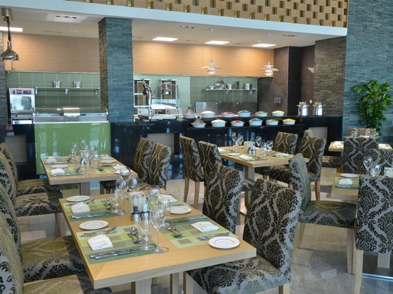 Ramee Grand Hotel And Spa Manamah Buitenkant foto The restaurant