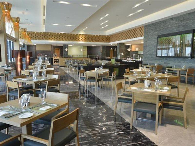 Ramee Grand Hotel And Spa Manamah Buitenkant foto The restaurant