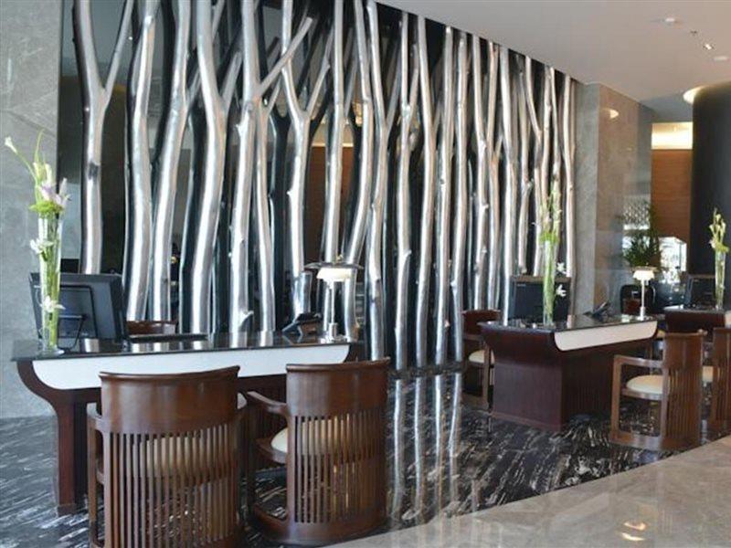 Ramee Grand Hotel And Spa Manamah Buitenkant foto The lobby of the hotel