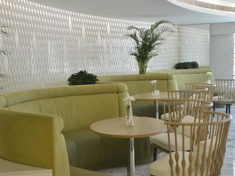 Ramee Grand Hotel And Spa Manamah Buitenkant foto The interior of the lounge