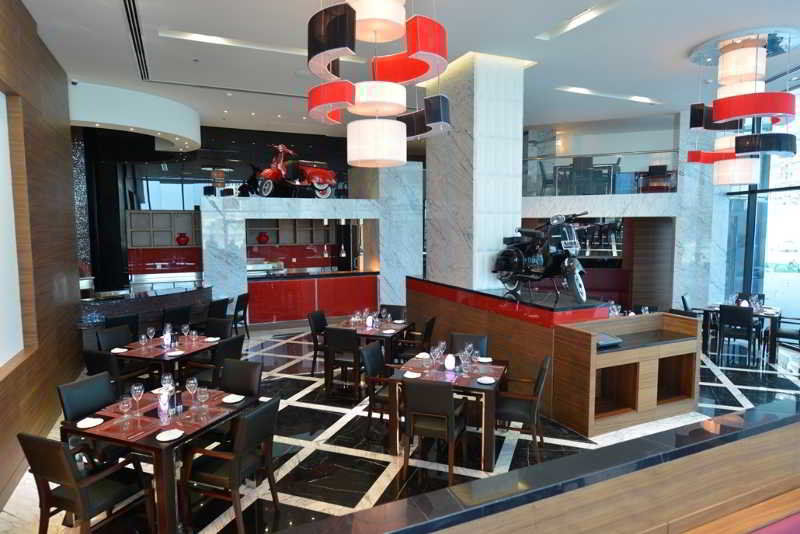 Ramee Grand Hotel And Spa Manamah Buitenkant foto The restaurant