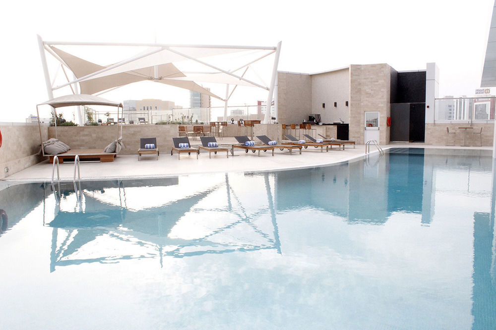 Ramee Grand Hotel And Spa Manamah Buitenkant foto The pool at the hotel