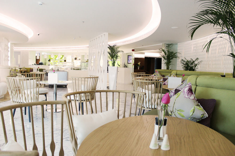 Ramee Grand Hotel And Spa Manamah Buitenkant foto The interior of the lounge